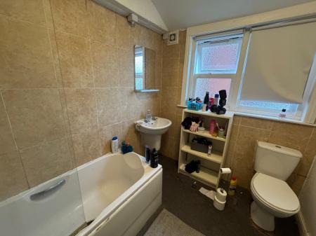 6 bedroom Flat to let in (5 Bed) Millicent Road, West Bridgford, NG2