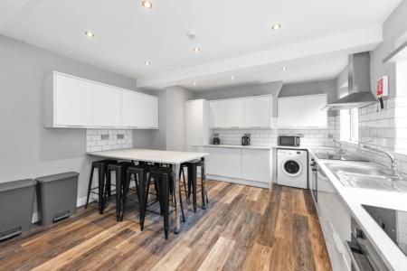 12 bedroom Town house to let in (12-bed) Waverley Street, Arboretum, Nottingham, NG7