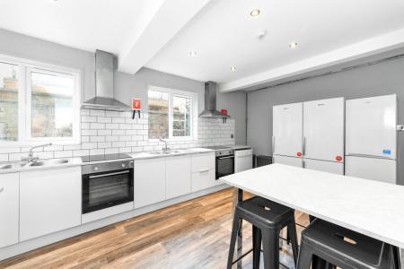 12 bedroom Town house to let in (12-bed) Waverley Street, Arboretum, Nottingham, NG7