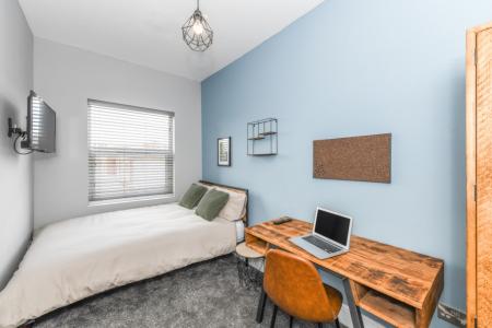 12 bedroom Town house to let in (12-bed) Waverley Street, Arboretum, Nottingham, NG7