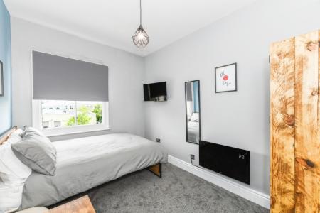 12 bedroom Town house to let in (12-bed) Waverley Street, Arboretum, Nottingham, NG7