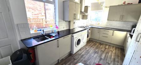 5 bedroom Semi-detached house to let in (5BED) Harrington Drive, Lenton, Nottingham, NG7