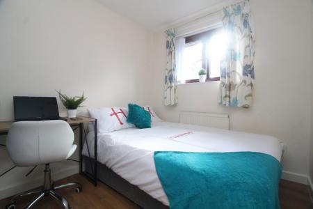 3 bedroom Property to let in St Georges Close, S3 7HJ