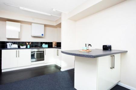 6 bedroom Property to let in 6 Bed Appartment - Leadmil Point - No fees