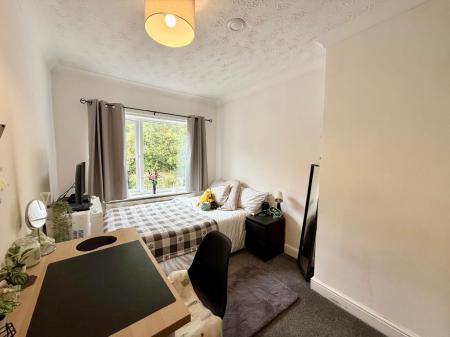 5 bedroom Terraced House to let in Church Street, Silverdale, ST5