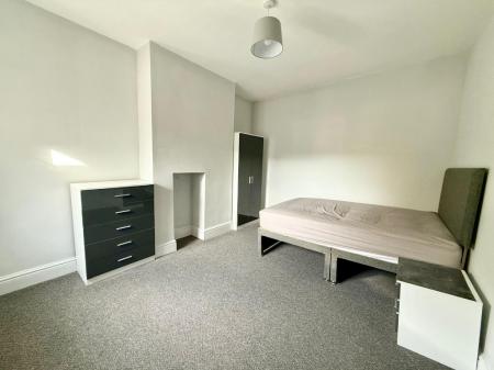 5 bedroom Terraced House to let in Newcastle Street, Silverdale, ST5