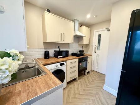 1 bedroom Flat to let in Longport Road, Stoke-On-Trent, ST6