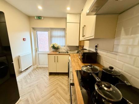 1 bedroom Flat to let in Longport Road, Stoke-On-Trent, ST6