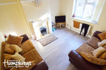 4 bedroom House share to let in Roberts Avenue, Newcastle-Under-Lyme, ST5