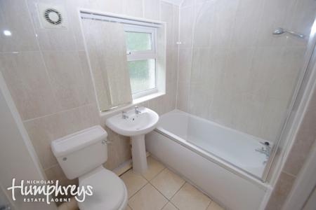 4 bedroom House share to let in Roberts Avenue, Newcastle-Under-Lyme, ST5