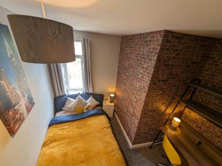 2 bedroom Flat to let in Enderley Street, Newcastle-Under-Lyme, ST5