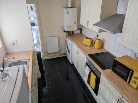 2 bedroom Flat to let in Enderley Street, Newcastle-Under-Lyme, ST5