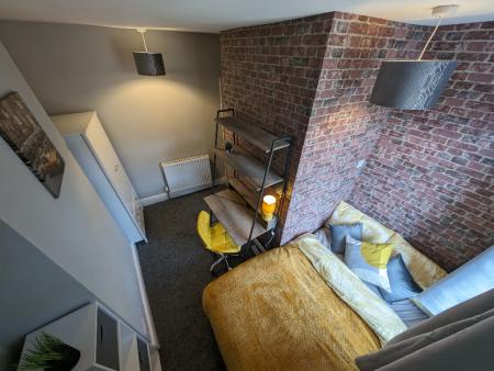 2 bedroom Flat to let in Enderley Street, Newcastle-Under-Lyme, ST5