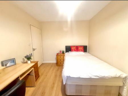 5 bedroom Semi-detached house to let in Downs Road, Canterbury, CT2