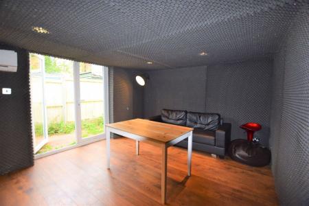 6 bedroom Semi-detached house to let in Gordon Road, Wincheap, CT1