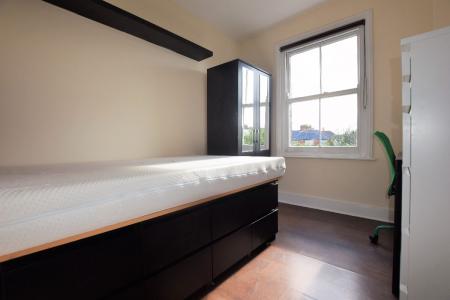 6 bedroom Semi-detached house to let in Guildford Road, Wincheap, CT1