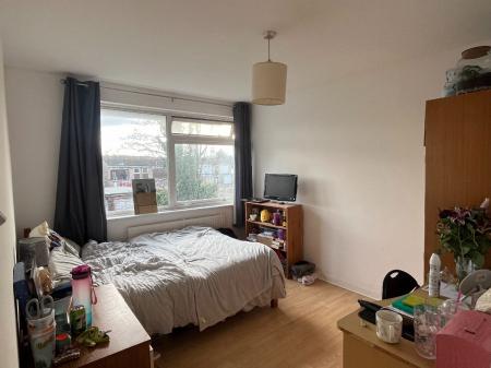 4 bedroom Flat to let in Kemsing Gardens, Canterbury, CT2