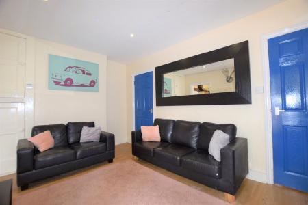 1 bedroom Semi-detached house to let in York Road, Wincheap, CT1