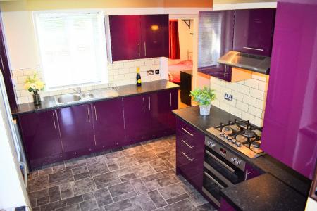 5 bedroom Semi-detached house to let in 5 Bed Student Home - 51 Dickens Avenue