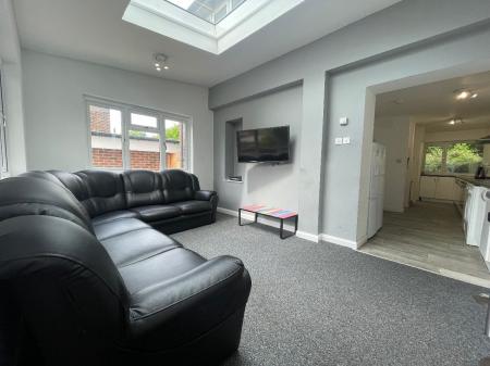 5 bedroom Semi-detached house to let in 14 Montfort Close, UKC