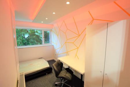 5 bedroom Semi-detached house to let in 14 Montfort Close, UKC