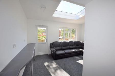 5 bedroom Semi-detached house to let in 14 Montfort Close, UKC