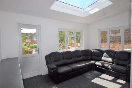 5 bedroom Semi-detached house to let in 14 Montfort Close, UKC