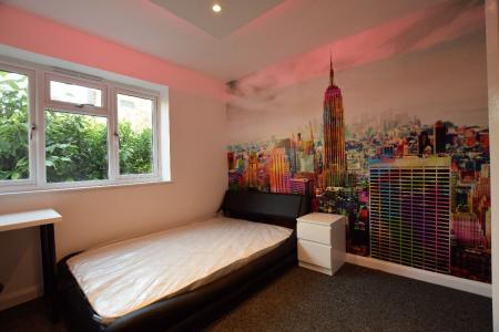 5 bedroom Semi-detached house to let in 14 Montfort Close, UKC