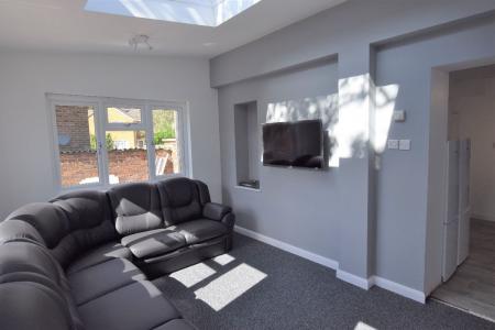5 bedroom Semi-detached house to let in 14 Montfort Close, UKC
