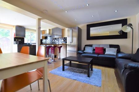 5 Bed Student Home - 15 Rhodaus Close