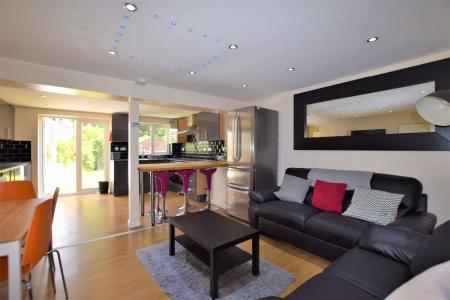 5 bedroom Semi-detached house to let in 5 Bed Student Home - 15 Rhodaus Close