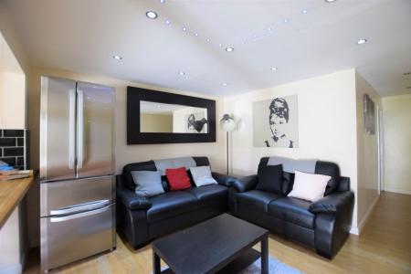 5 bedroom Semi-detached house to let in 5 Bed Student Home - 15 Rhodaus Close