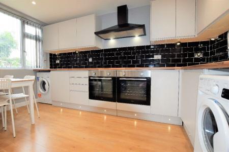 5 bedroom Semi-detached house to let in 5 Bed Student Home - 7 Green Cloth Mews