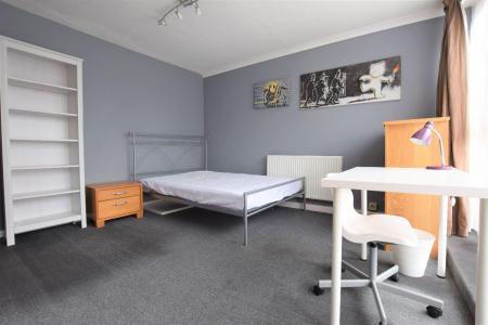 3 bedroom Flat to let in Wemyss Court (Near CCCU)