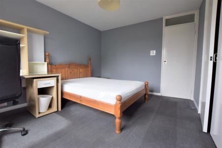 3 bedroom Flat to let in Wemyss Court (Near CCCU)