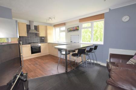3 bedroom Flat to let in Wemyss Court (Near CCCU)