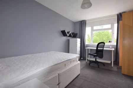 3 bedroom Flat to let in Wemyss Court (Near CCCU)