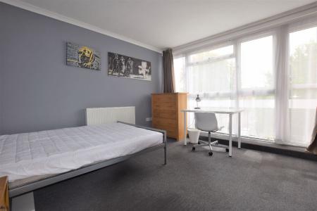 3 bedroom Flat to let in Wemyss Court (Near CCCU)