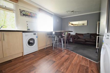 3 bedroom Flat to let in Wemyss Court (Near CCCU)