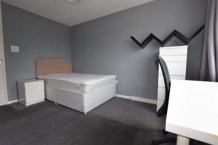 3 bedroom Flat to let in Wemyss Court (Near CCCU)