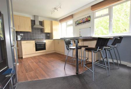 3 bedroom Flat to let in Wemyss Court (Near CCCU)