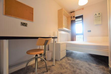 3 bedroom Apartment to let in St. Mildred's Court (City Centre)
