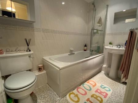 2 bedroom Apartment to let in Station Road West