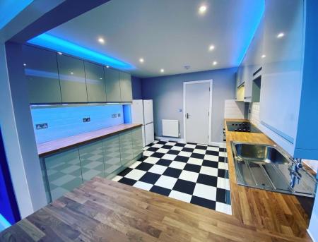 6 bedroom Semi-detached house to let in 6 Bedroom Student Home - Downs Road, UKC