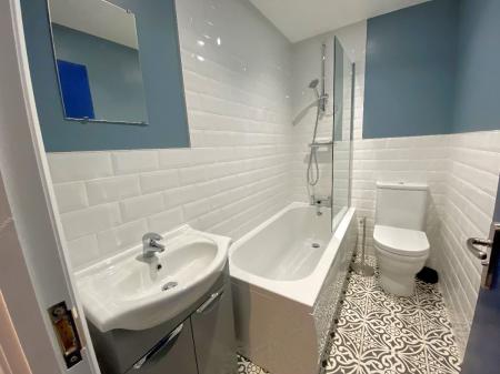 6 bedroom Semi-detached house to let in 6 Bedroom Student Home - Downs Road, UKC