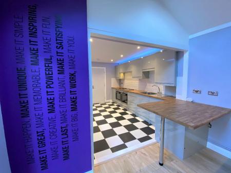 6 bedroom Semi-detached house to let in 6 Bedroom Student Home - Downs Road, UKC