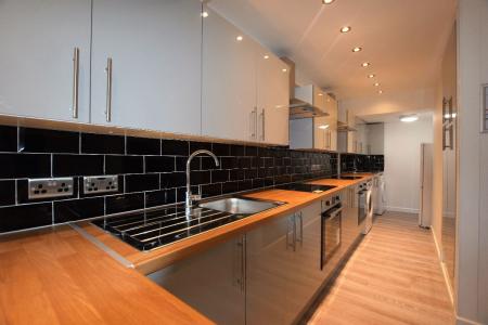 5 bedroom Semi-detached house to let in 13 Montfort Close (UKC)
