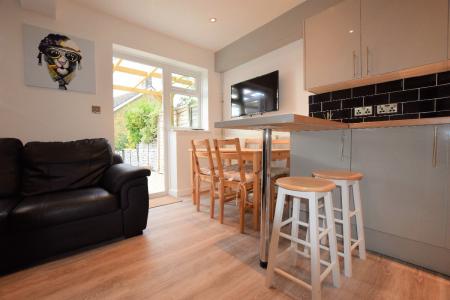 5 bedroom Semi-detached house to let in 13 Montfort Close (UKC)