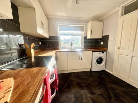4 bedroom Semi-detached house to let in 4 Bedroom Student Home -8 Ancress Close, UKC