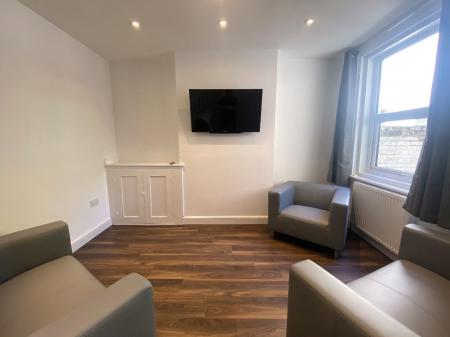 5 bedroom Semi-detached house to let in 5 Bedroom Student Home - 4 North Holmes Road